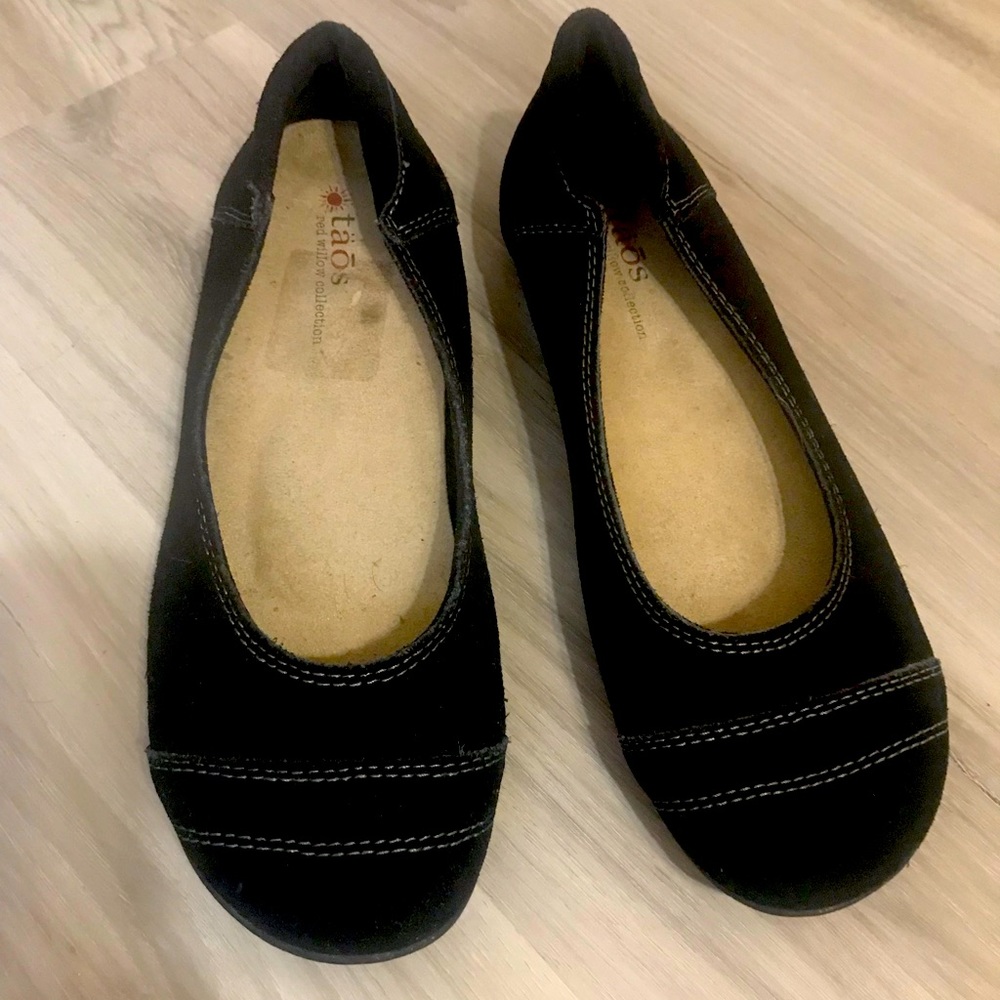 Taos Red Willow Collectuon Black suede ballet flats Sz 8m